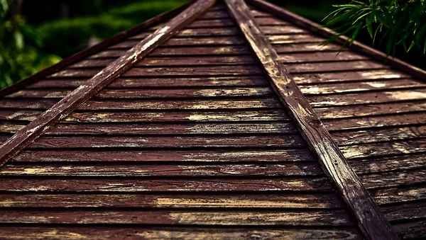 Scandole di legno sul vecchio tetto nel parco . — Foto Stock