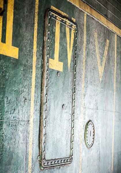Marcação amarela no velho barco de balsa como fundo . — Fotografia de Stock