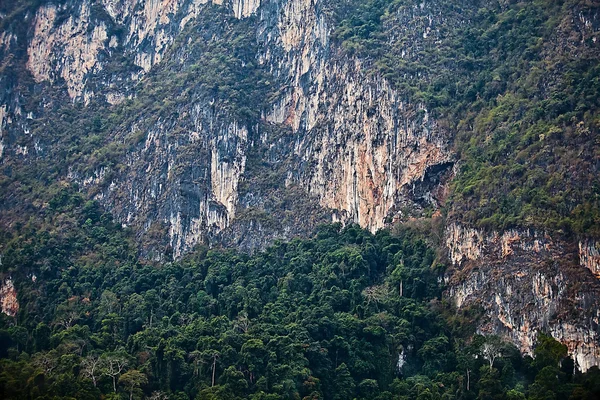 背景としてタイの崖. — ストック写真