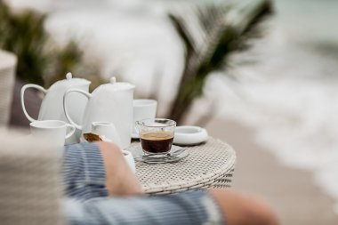 bir tablo bir kahve Café