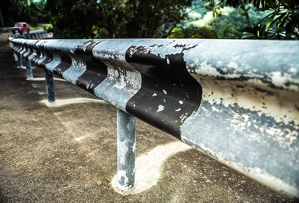 Cerca velha listrada ao lado da estrada — Fotografia de Stock