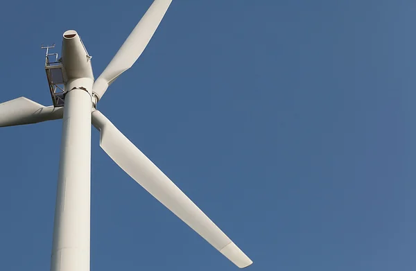 Vindkraftverk på den blå himlen — Stockfoto