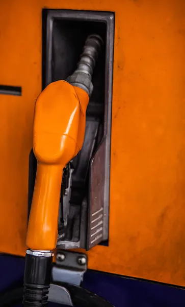 Gas pomp spuitstukken in een tankstation — Stockfoto