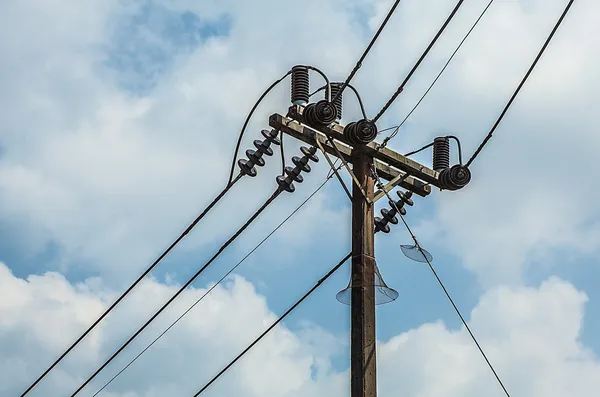 Elektrický sloup s dráty s modrou oblohou — Stock fotografie