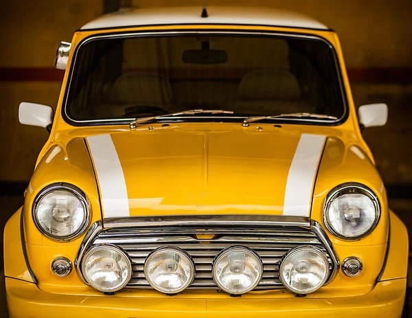 Klasické žluté mini — Stock fotografie