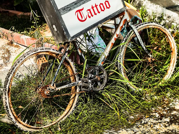 Old abandoned bicycle — Stock Photo, Image