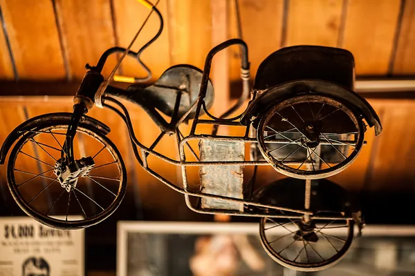 An old and rusty tricycle — Stock Photo, Image