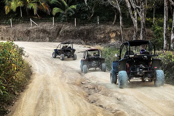 Jeeps na estrada na selva — Fotografia de Stock