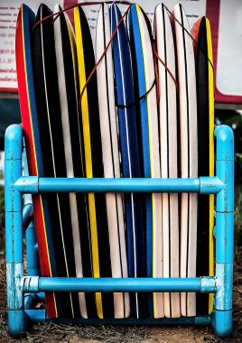 Sahilde dizilmiş surfboards