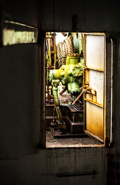 Tuyaux de bateau et corde derrière la porte — Photo