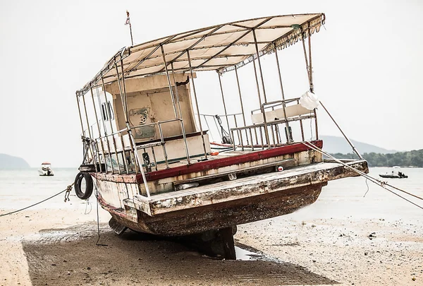 Fishing Boat on the beach — Stock Photo, Image