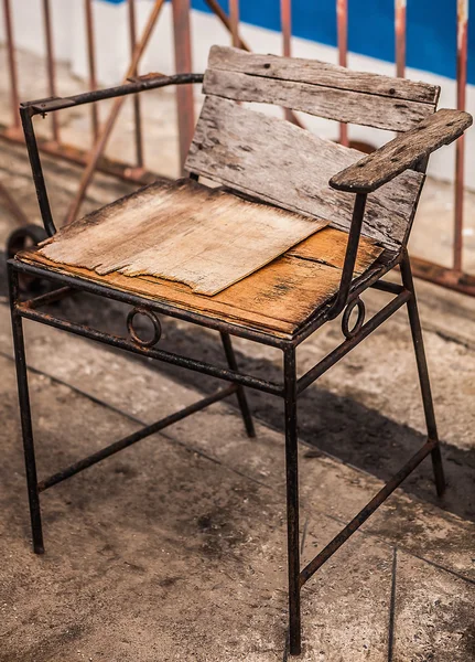 Single old broken wooden chair — Stock Photo, Image