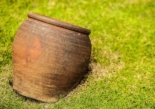 Декоративна глиняна ваза в саду — стокове фото