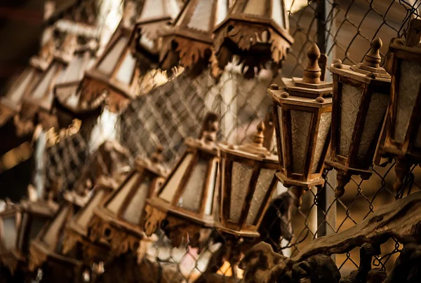 Clássico asiático de madeira pequenas lâmpadas . — Fotografia de Stock