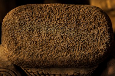 geleneksel bir taş oyma sanatı.