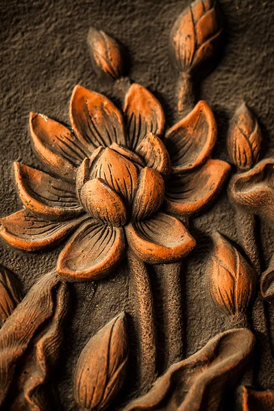 Tradicional asiático imagen cortada de piedra en una pared . —  Fotos de Stock