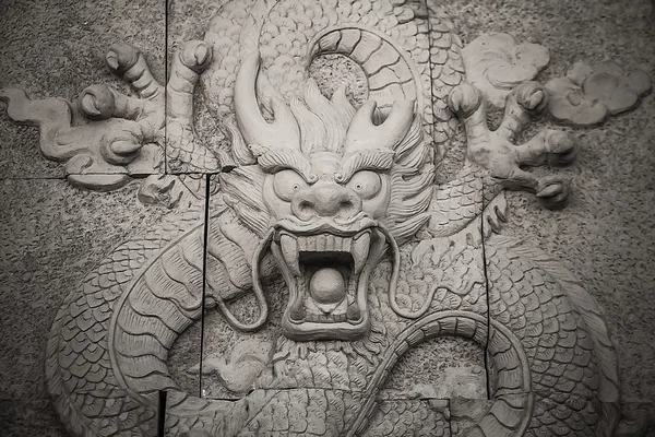 伝統的なアジアのイメージの壁に石からカット. — ストック写真