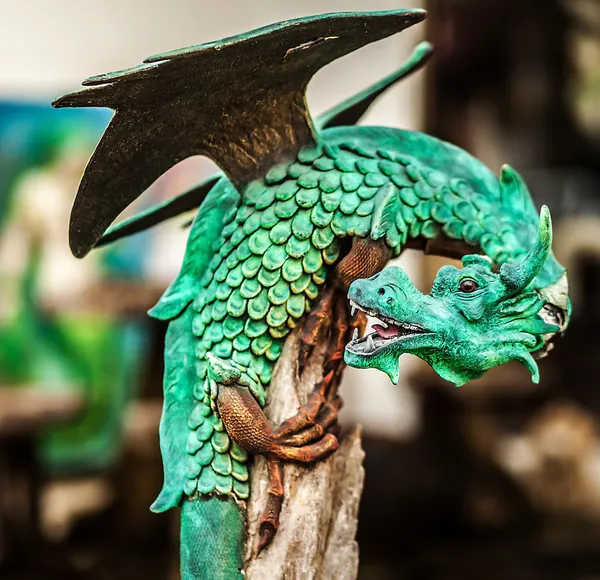 Estatua de dragón con cielo azul — Foto de Stock