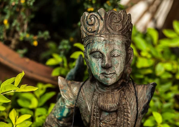 Tradicional estátua asiática de madeira . — Fotografia de Stock