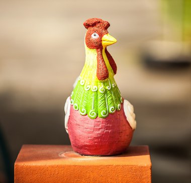 küçük eğlenceli işlemeli heykelcik.