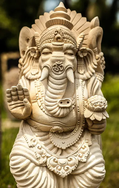Индуистский Бог Ганеш с обрезкой пути — стоковое фото