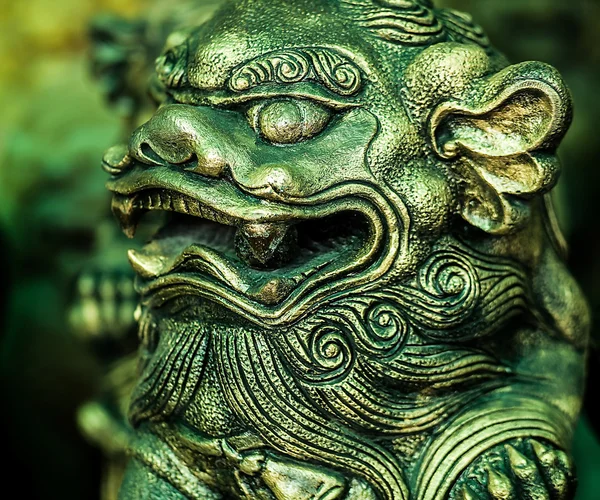 Traditionele Aziatische standbeeld uit een steen. — Stockfoto