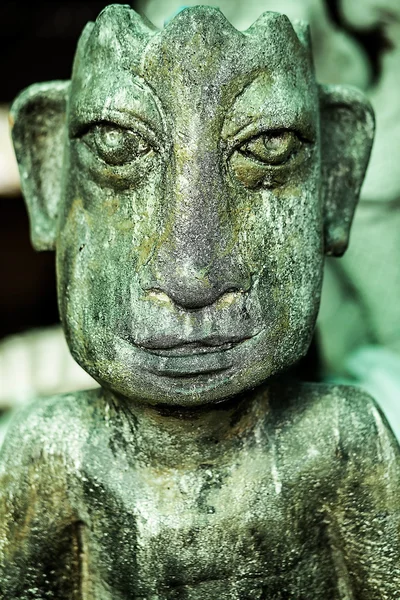 Estatua asiática tradicional de una piedra . — Foto de Stock