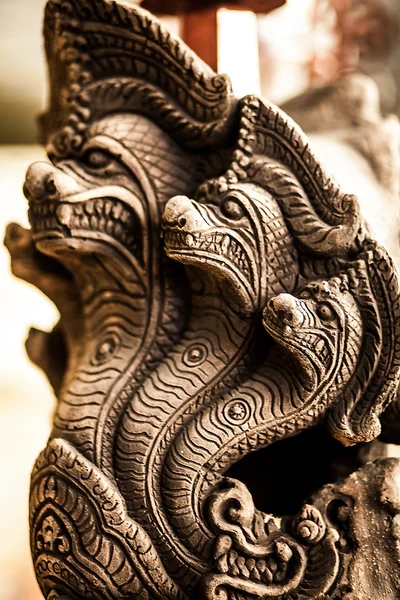 Starobylé tradiční soška z kamene. — Stock fotografie