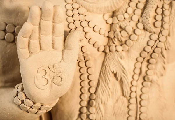 Tradicional una escultura cortada de piedra en una pared . —  Fotos de Stock