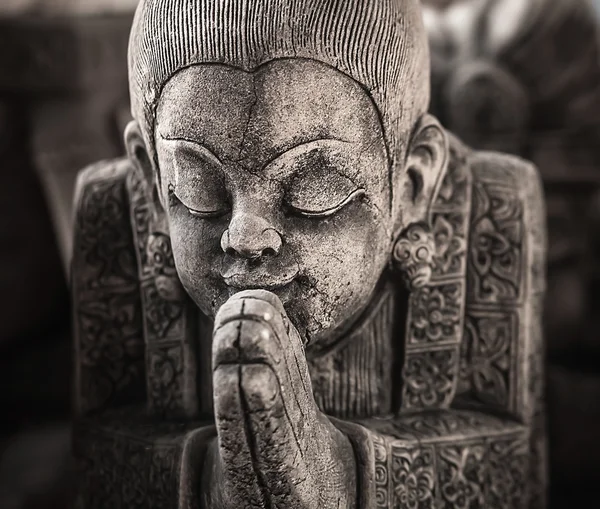 Традиційна кам'яна азіатська статуя . — стокове фото