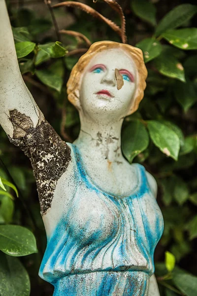 küçük eğlenceli işlemeli heykelcik.