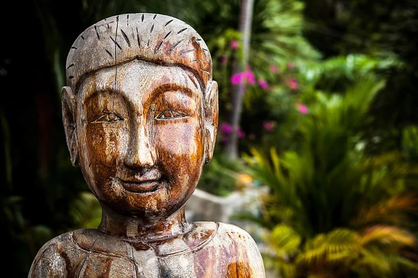 Estátua asiática tradicional de madeira . — Fotografia de Stock