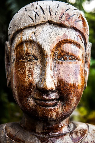 Traditionelle asiatische Statue aus Holz. — Stockfoto