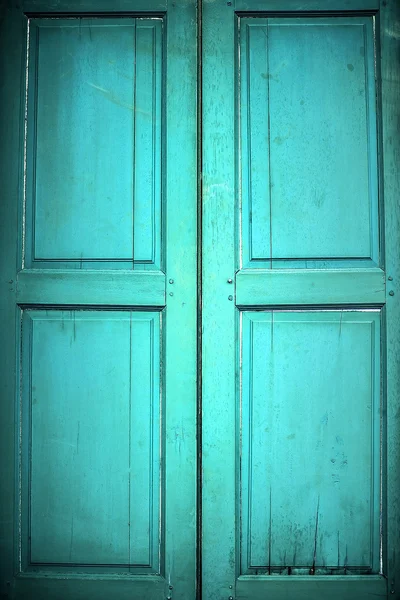 Porta de madeira velha isolada no branco — Fotografia de Stock