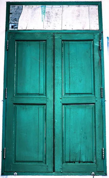 Vieille porte en bois isolée sur blanc — Photo