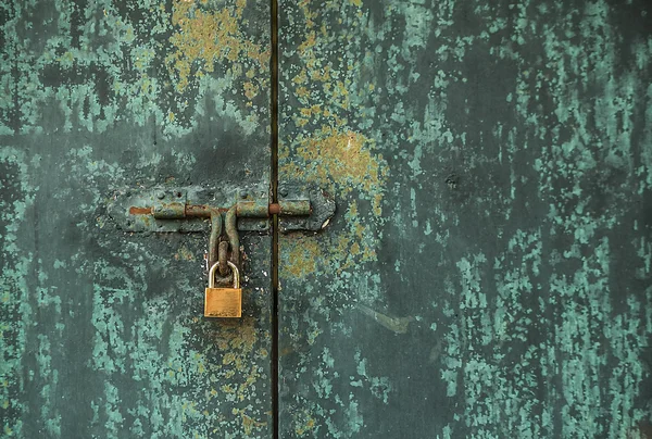 Vieja cerradura oxidada en la puerta —  Fotos de Stock