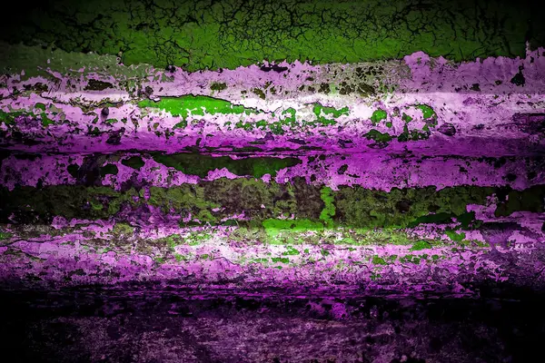 Alte Wand mit violettem und grünem Hintergrund — Stockfoto