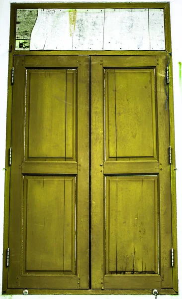 Staré dřevěné dveře izolované na bílém — Stock fotografie