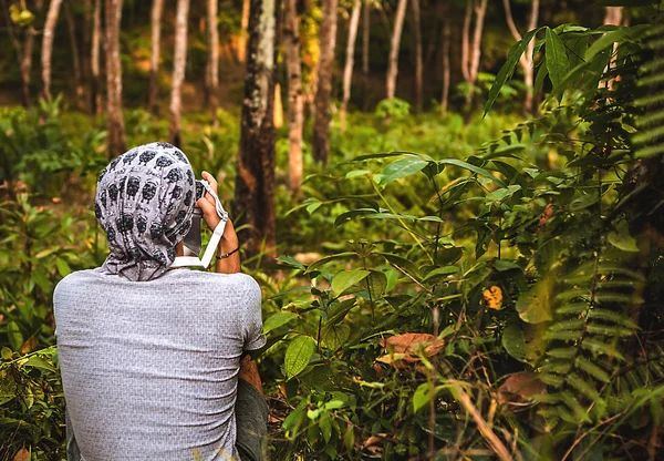 Woman in a tropical forest — Stock Photo, Image