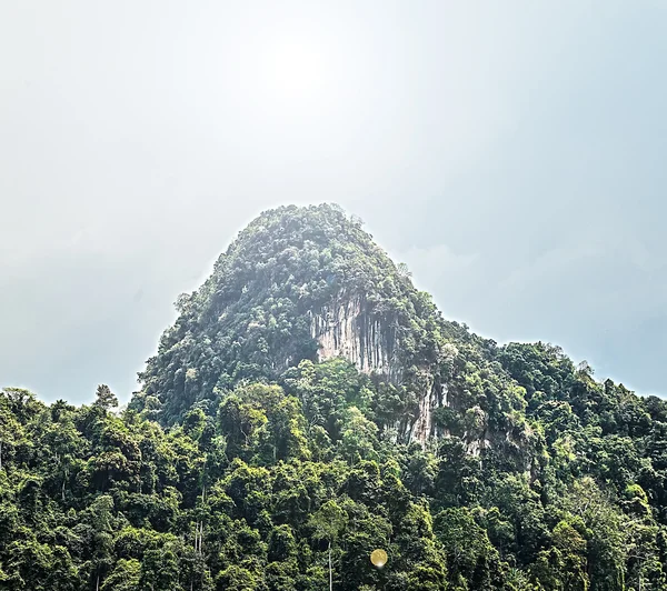 Rocce nelle isole del sud-est asiatico — Foto Stock