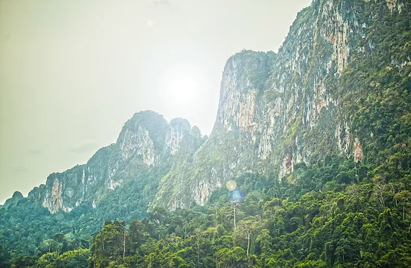 Rocce nelle isole del sud-est asiatico — Foto Stock