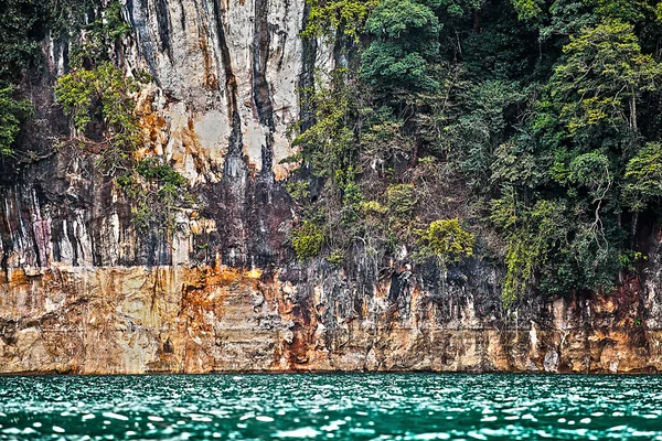 Скалы на островах Юго-Восточной Азии — стоковое фото