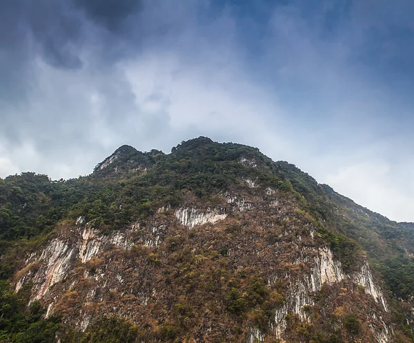 東南アジアの島の岩 — ストック写真