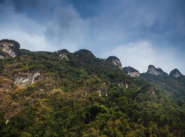 Felsen auf Inseln in Südostasien — Stockfoto