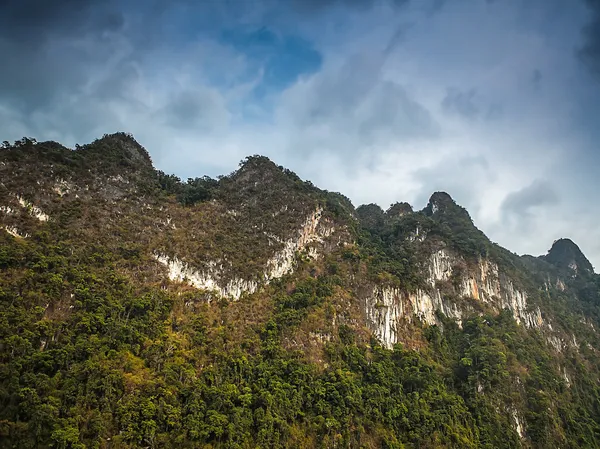 Vallende stenen in eilanden in Zuidoost-Azië — Stockfoto