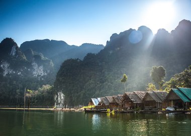 Güneydoğu Asya'nın Adaları göl kenarında bir Sal üzerinde ev sahipliği yapmaktadır.