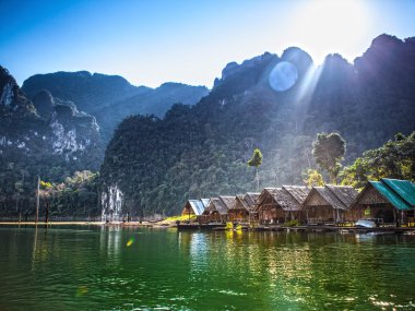 Güneydoğu Asya'nın Adaları göl kenarında bir Sal üzerinde ev sahipliği yapmaktadır.