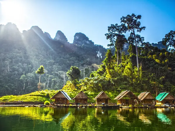 東南アジアの島の湖にいかだに乗って住宅します。 — ストック写真