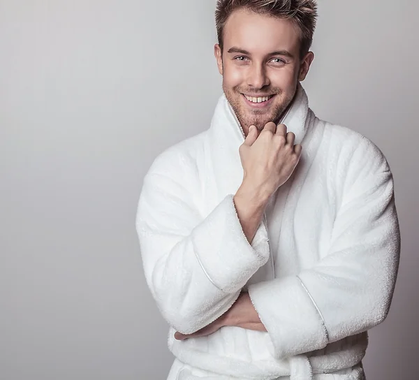 Красивый улыбающийся молодой человек в роскошном халате . — стоковое фото