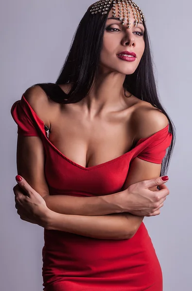 Aantrekkelijke vriendelijke brunette pose in studio. — Stockfoto